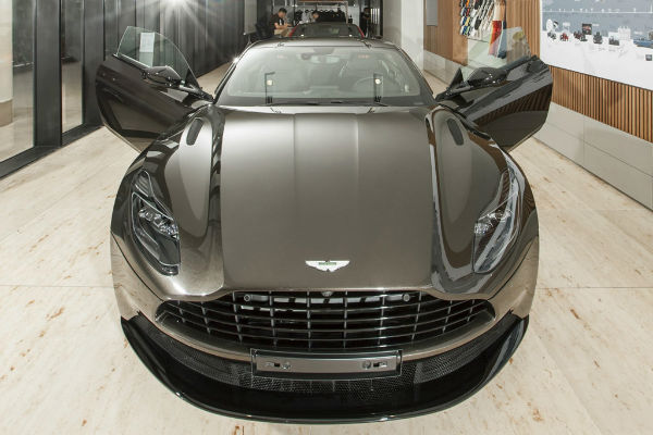 Aston Martin DB11 2024