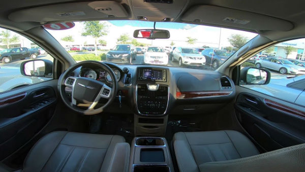 2023 Chrysler Town and Country Interior