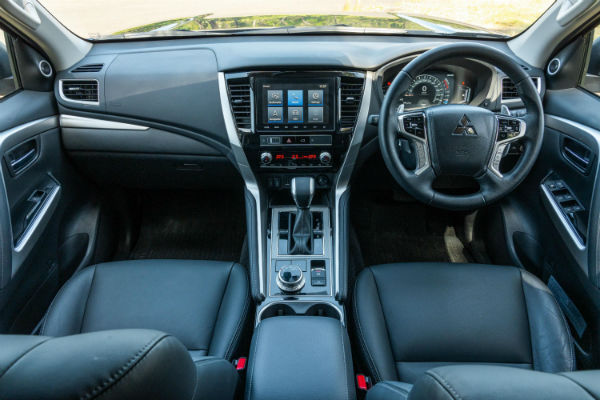 2023 Mitsubishi Pajero Interior