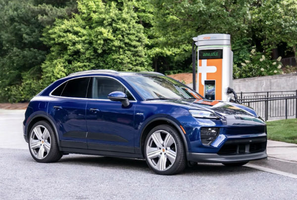 2026 Porsche Macan GAS